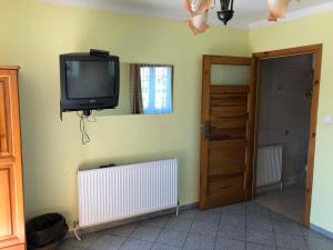 TV at/o entertainment center sa Agropensjonat Furtak