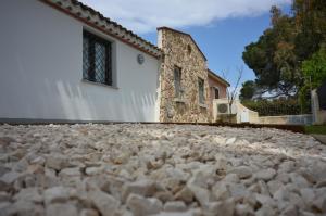 una entrada de piedra frente a una casa en Villa Sangemi, en Àrbatax