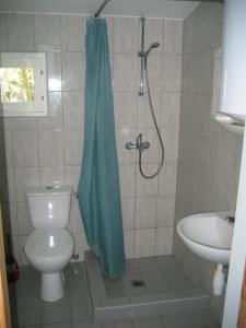 een badkamer met een douche, een toilet en een wastafel bij Supeluse 23 Holiday Home in Pärnu