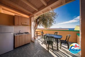 Kuchyň nebo kuchyňský kout v ubytování Baia Calavà Hotel e Residence