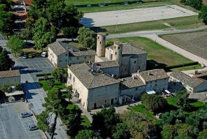 una vista aerea di un vecchio edificio alberato di Hotel San Claudio a Corridonia