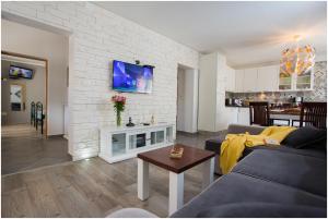 TV a/nebo společenská místnost v ubytování House Mellifera