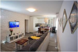 TV a/nebo společenská místnost v ubytování House Mellifera