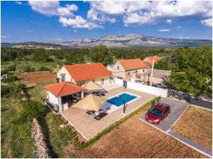 Bazén v ubytování House Mellifera nebo v jeho okolí