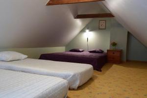 twee bedden in een kamer met een zolder bij Supeluse 23 Holiday Home in Pärnu
