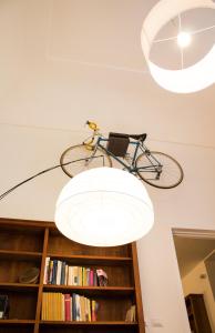 ナポリにあるCasa dei Vergini Historical center Napoliの天井から吊るされた自転車