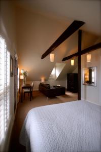 1 dormitorio con 1 cama y sala de estar en Hotel Les Trois Soeurs, en Percé