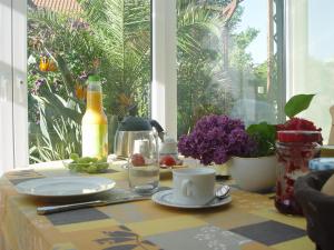 Privatzimmer mit Aussicht في بيرنا: طاولة عليها صحن من الطعام والقهوة