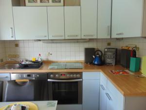 cocina con armarios blancos y fogones en Gästehaus Brandenburger, en Speyer