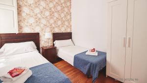 巴塞隆納的住宿－阿爾卡姆黎扎公寓，一间小卧室,配有两张床和一张桌子