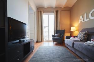 巴塞隆納的住宿－阿爾卡姆黎扎公寓，客厅配有平面电视和沙发。