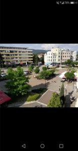 uma vista para um parque de estacionamento com árvores e edifícios em Family Hotel Rositsa em Sevlievo