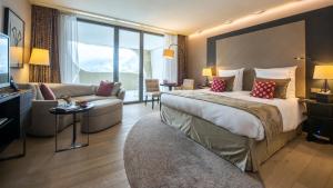Postel nebo postele na pokoji v ubytování AlpenGold Hotel Davos