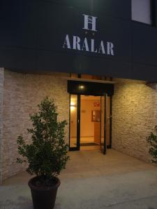 budynek z napisem "ar dealer" w obiekcie Hostal Aralar w mieście Aizoáin