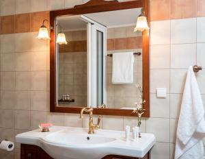 y baño con lavabo y espejo. en Samarian Cottage, en Lákkoi