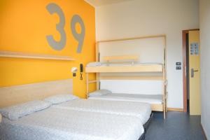 A bed or beds in a room at Hotel Morfeo - Young People Hotels