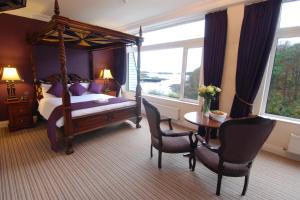 Letto o letti in una camera di Central Hotel Donegal