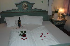 Letto o letti in una camera di Hotel Gasthaus Schwarzenstein
