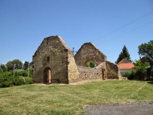 レーヴフュロップにあるMatrózの畑の上に座る古い石造りの建物
