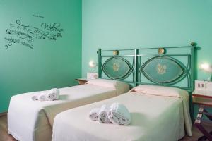 una camera con due letti con asciugamani di Hotel Majore a Santa Teresa di Gallura