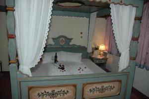 Letto o letti in una camera di Hotel Gasthaus Schwarzenstein
