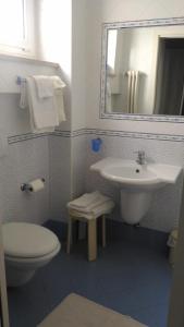 リミニにあるHotel Montiのバスルーム(洗面台、トイレ、鏡付)