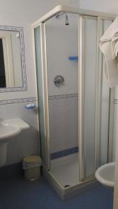 ein Bad mit einer Dusche und einem Waschbecken in der Unterkunft Hotel Monti in Rimini