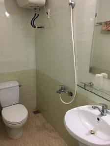 下龙湾豪泰酒店的带马桶和水槽的浴室