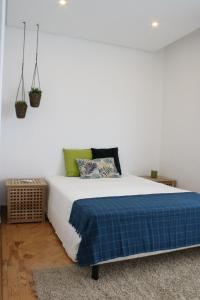 sypialnia z łóżkiem z niebieskim kocem w obiekcie Fátima4You w Fatimie