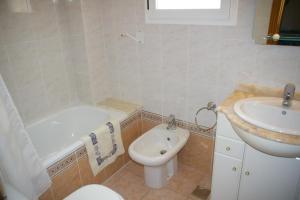 A bathroom at Villamar Orange Costa Még 5 kép