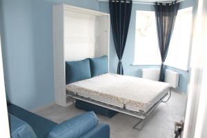 スヴェトロゴルスクにあるApartment on Maisky 8の青いベッドルーム(ベッド1台、青いソファ付)
