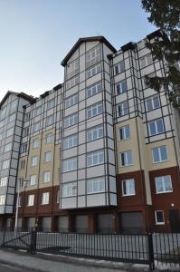 スヴェトロゴルスクにあるApartment on Maisky 8の大きなアパートメントビル