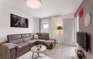 sala de estar con sofá y TV en Apartment RUBIX en Pula