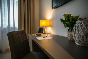 Televiisor ja/või meelelahutuskeskus majutusasutuses Moma Hotel Wellness & Spa
