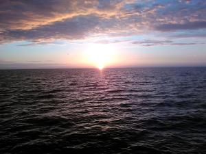 グジボボにあるRÓŻA WIATRÓWの海上の夕日