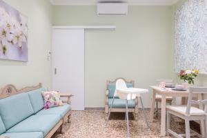 Posedenie v ubytovaní Grandma's Chic & Bright Athenian home with a Patio