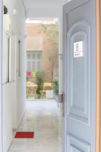 Fotografia z galérie ubytovania Grandma's Chic & Bright Athenian home with a Patio v Aténach
