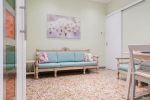 Posedenie v ubytovaní Grandma's Chic & Bright Athenian home with a Patio
