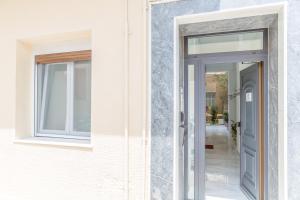 Fotografia z galérie ubytovania Grandma's Chic & Bright Athenian home with a Patio v Aténach