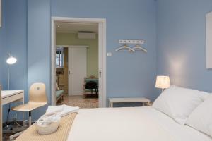 Posteľ alebo postele v izbe v ubytovaní Grandma's Chic & Bright Athenian home with a Patio