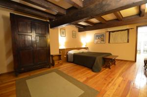 um quarto com uma cama e uma grande porta de madeira em Appartamenti Pratello em Bolonha