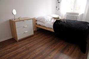מיטה או מיטות בחדר ב-Kamienica Wygon Apartment
