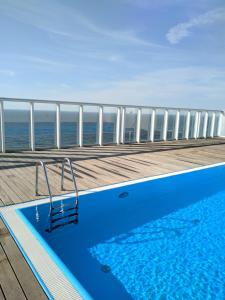 una piscina en la terraza de un crucero en Promenada Gwiazd 28 Apartament Perła z parkingiem, en Międzyzdroje