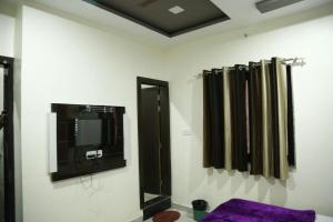 Μια τηλεόραση ή/και κέντρο ψυχαγωγίας στο Hotel Arzoo Palace