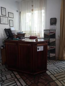 an office with a desk with a computer on it at Pensiunea Sydney in Timişoara