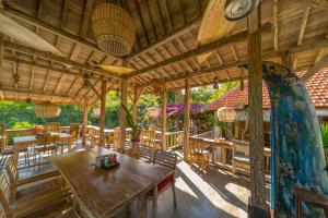 Restaurace v ubytování Padang Padang Breeze