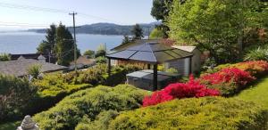 Gallery image of Blue Waters Cottage in Sechelt