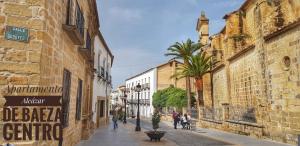 une rue avec des bâtiments et des personnes marchant dans une rue dans l'établissement Alcazar de Baeza Centro Godoyes, à Baeza