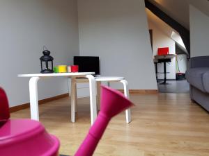 ein rosafarbenes Spielzeug, das auf einen Tisch im Wohnzimmer zeigt in der Unterkunft Appartement Hyper centre - Quartier du château de Vire in Vire