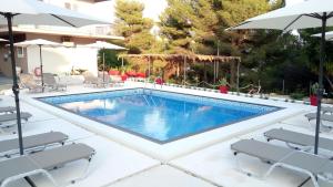 Bazén v ubytování Pessada Bay Studios and Apartments nebo v jeho okolí